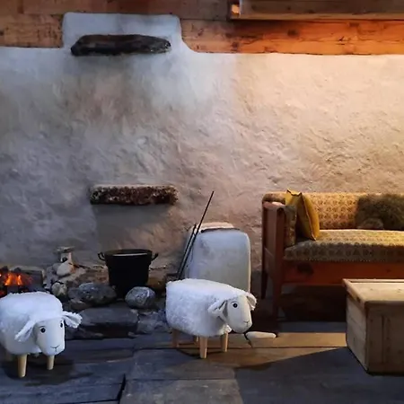 17th Century Refurbished Farmhouse Holiday home